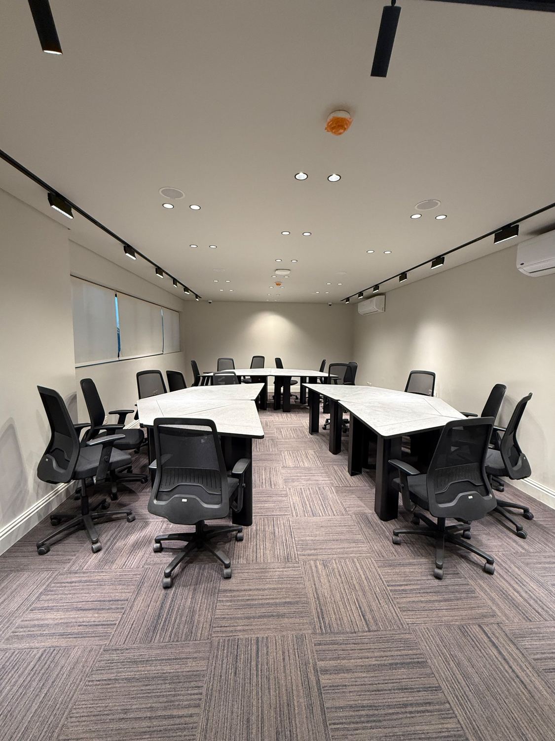 Training hall in a U-shape layout with ergonomic chairs